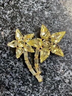 Vintage Weiss Co Signed Pale Yellow Crystal Flower Brooch for Special Occasions